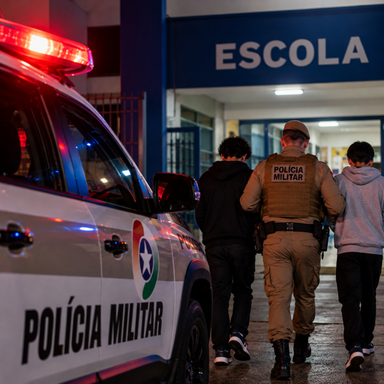 Adolescentes de 16 e 17 anos são apreendidos após ameaçarem e agredirem funcionário de escola