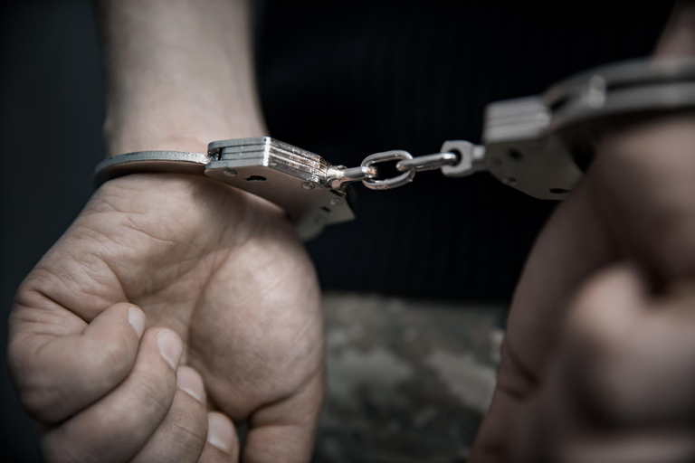 Homem é detido após tentar entrar em escola com punhal improvisado e drogas no Rio da Luz, em Jaraguá do Sul