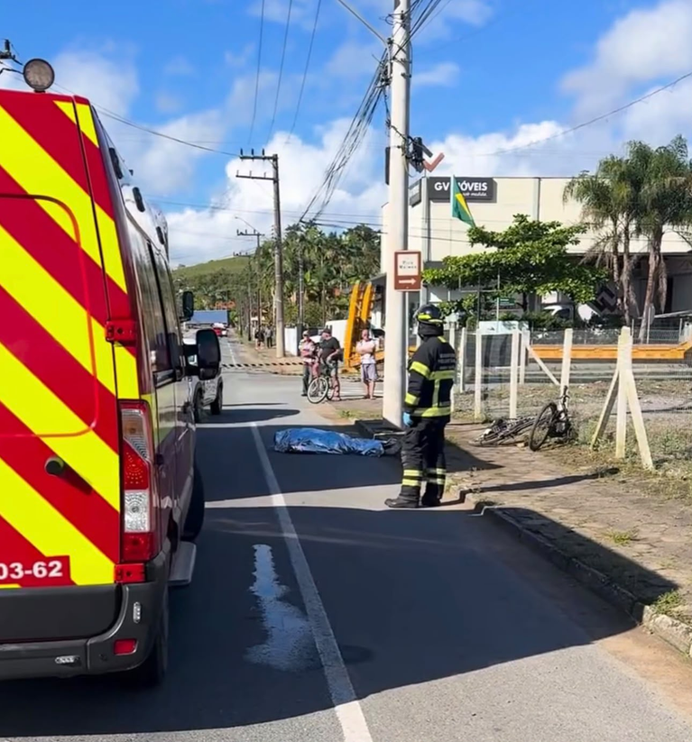 Idoso de 79 anos morre após bicicleta elétrica ser atingida por carro em Jaraguá do Sul