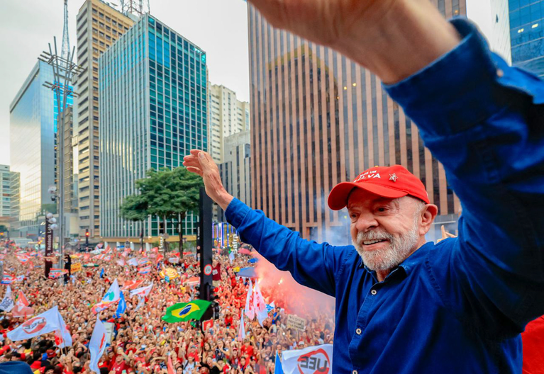Lula é reeleito presidente com quase 52% dos votos válidos no 2º turno