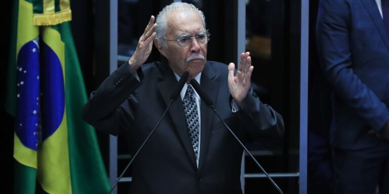 José Sarney é internado em UTI após procedimento abdominal